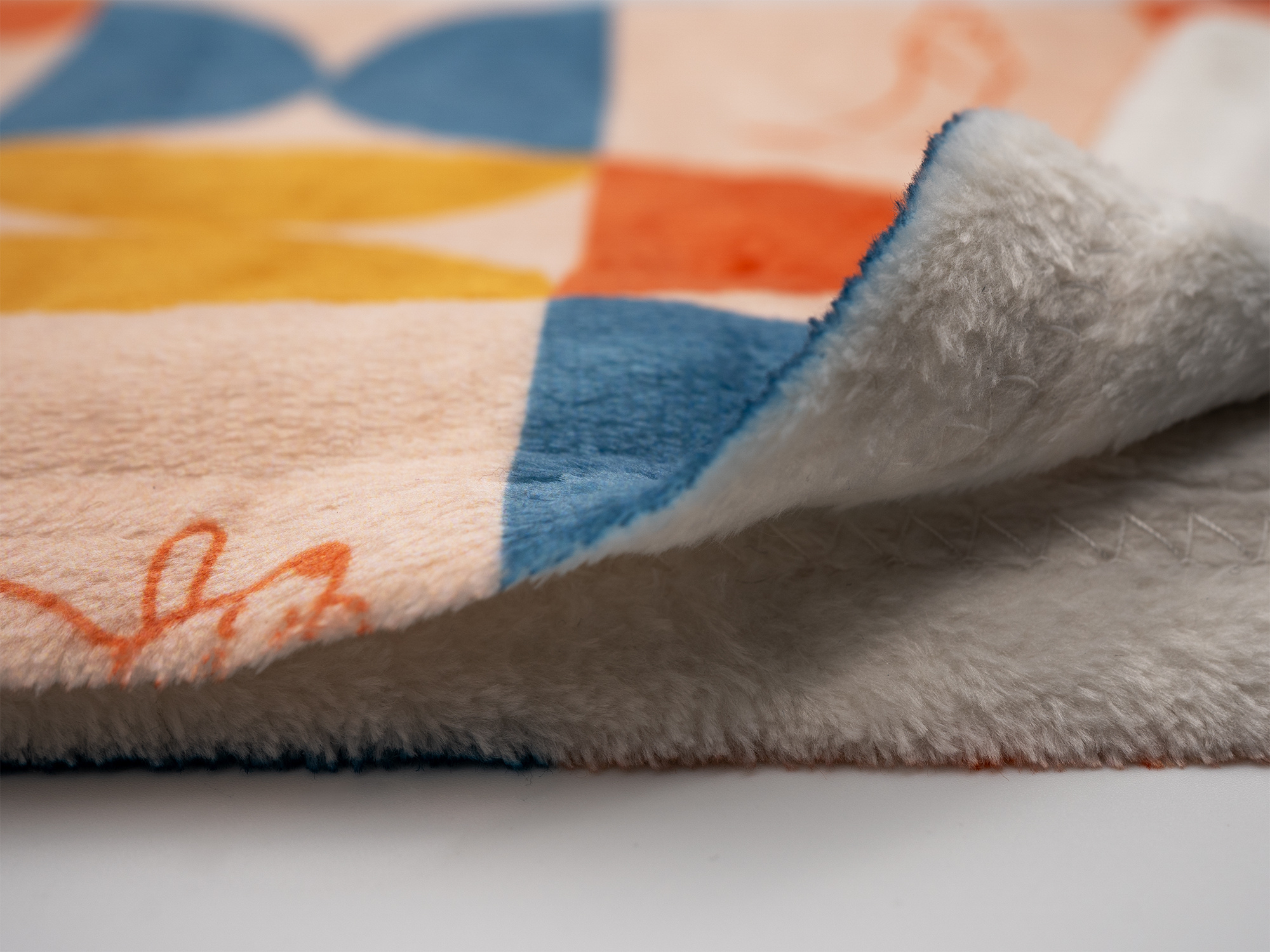 Kuscheldecke mit Retro-Dackelprint – Bild 6