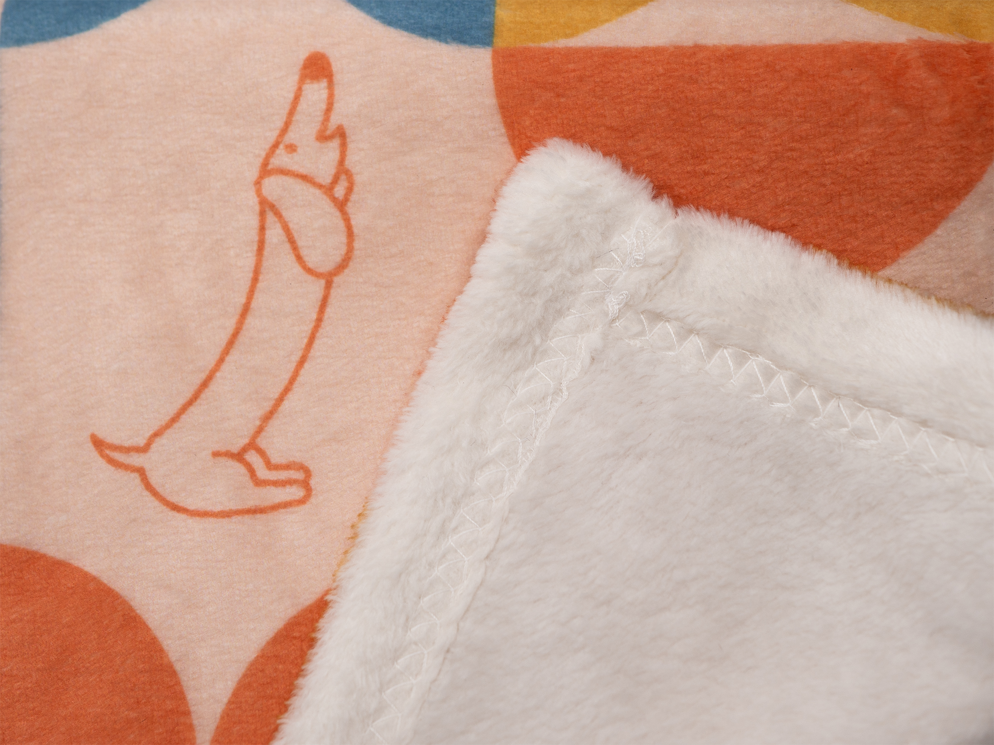 Kuscheldecke mit Retro-Dackelprint – Bild 3