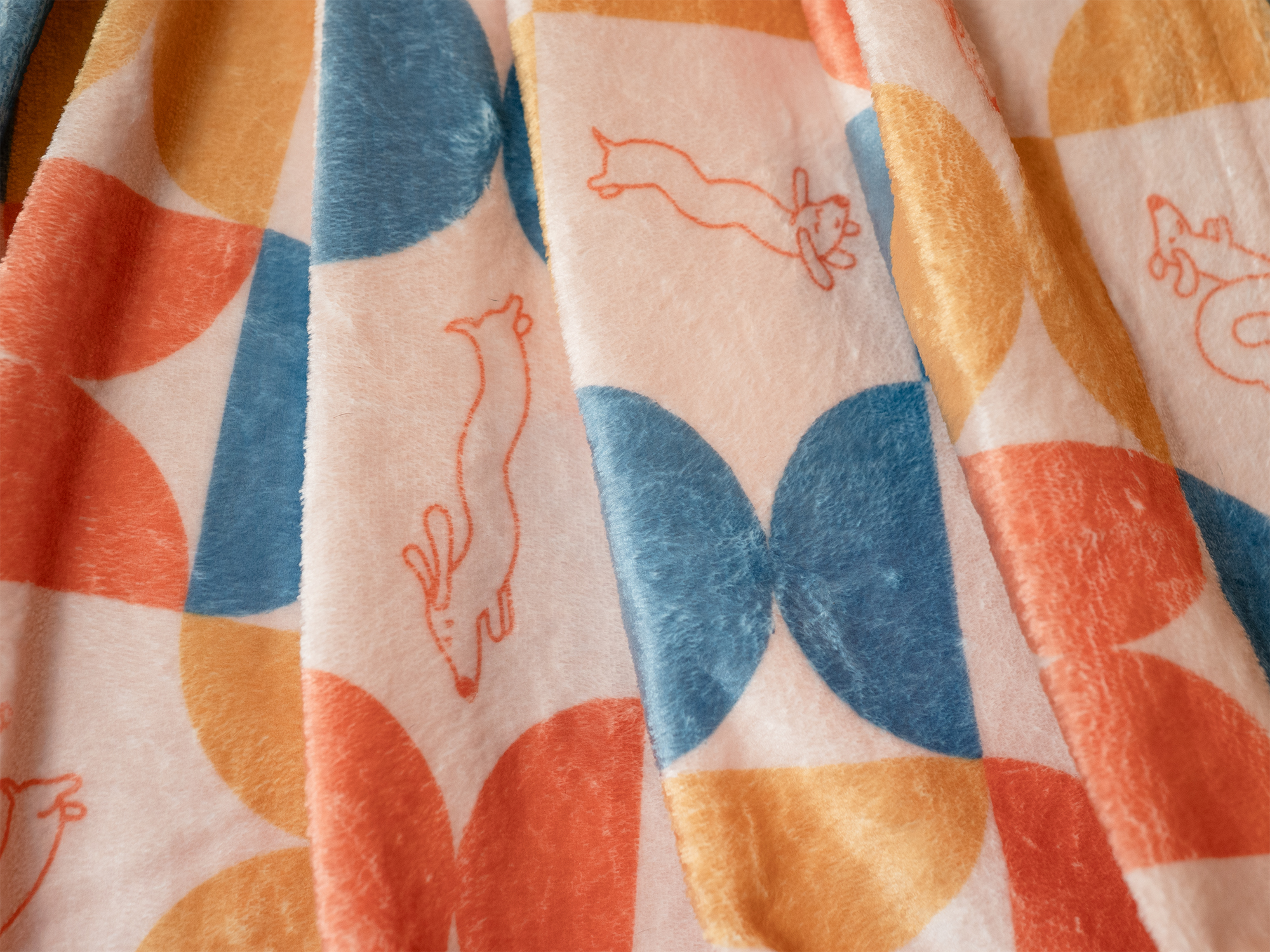 Kuscheldecke mit Retro-Dackelprint – Bild 4